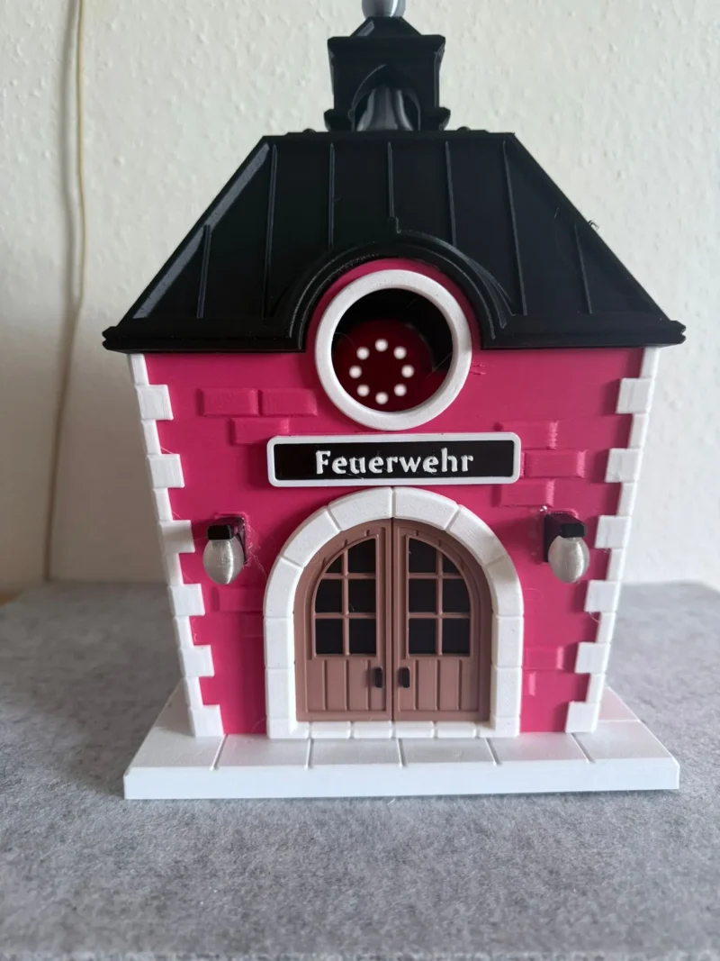Vogelhaus, Nistkasten im Feuerwehrhaus Design