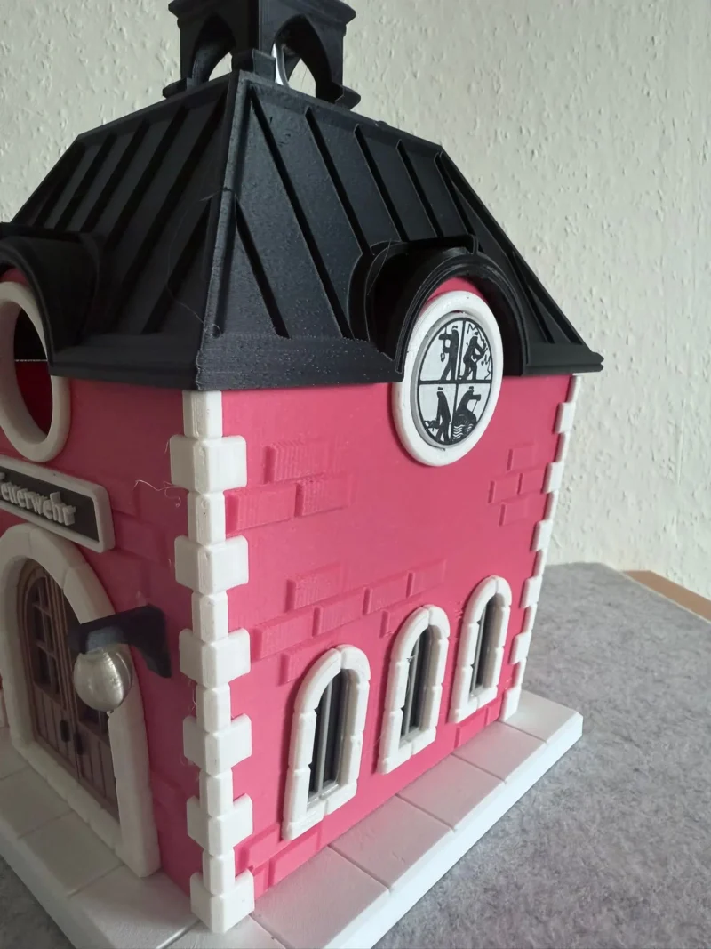 Vogelhaus, Nistkasten im Feuerwehrhaus Design – Bild 3