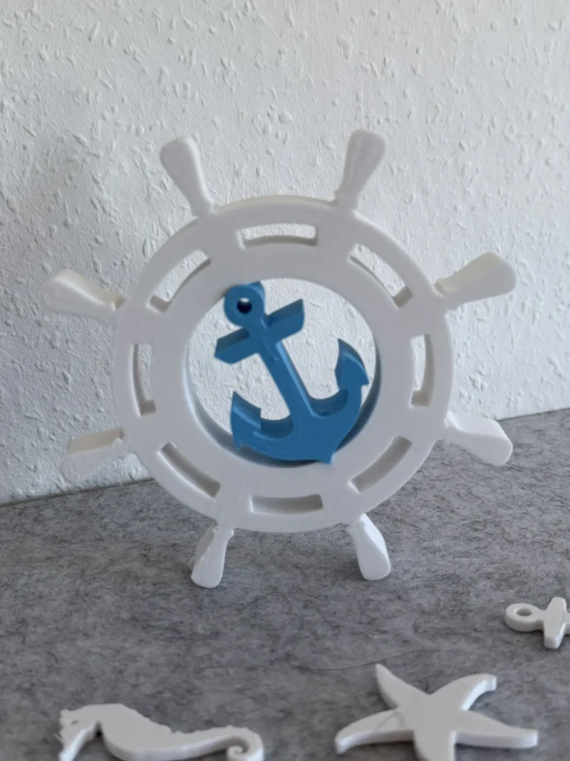 Maritimes Steuerrad mit Anker