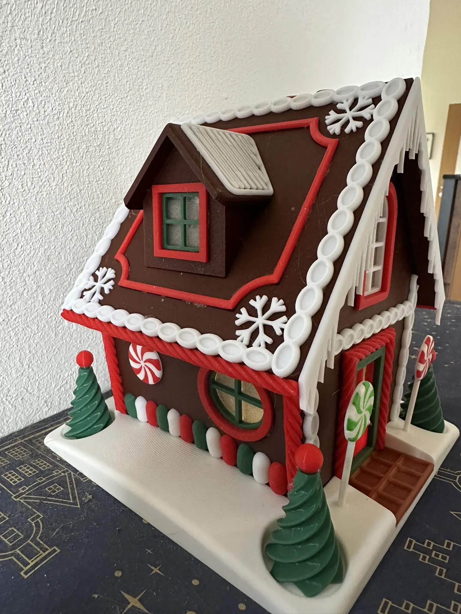Lebkuchenhaus mit grünem Schornstein, Zuckerstangen und Schneeverzierung – Seitenansicht