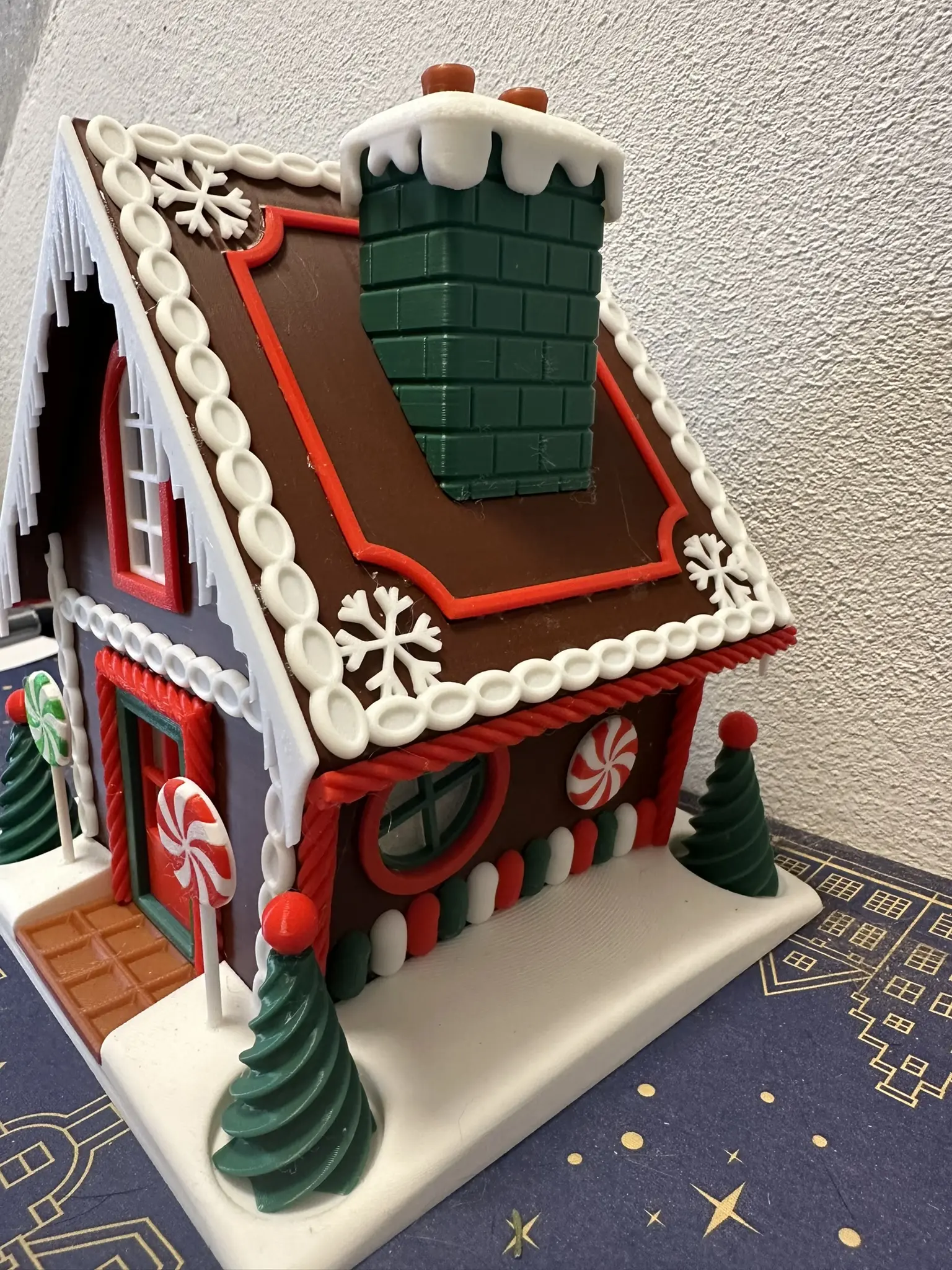 Lebkuchenhaus mit grünem Schornstein, Zuckerstangen und Schneeverzierung – Seitenansicht