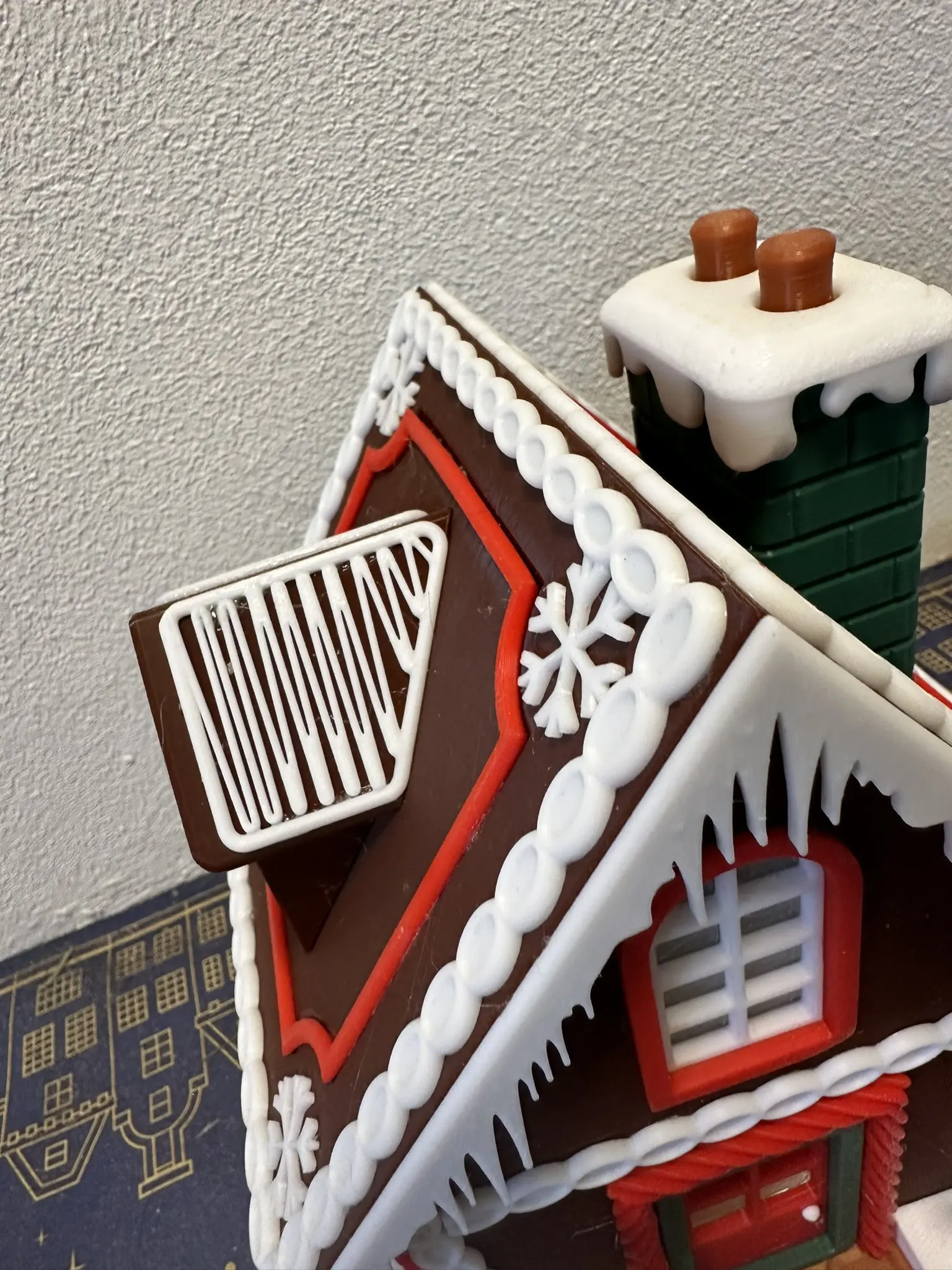Lebkuchenhaus mit abnehmbarem Dach und detailreicher Winterdekoration