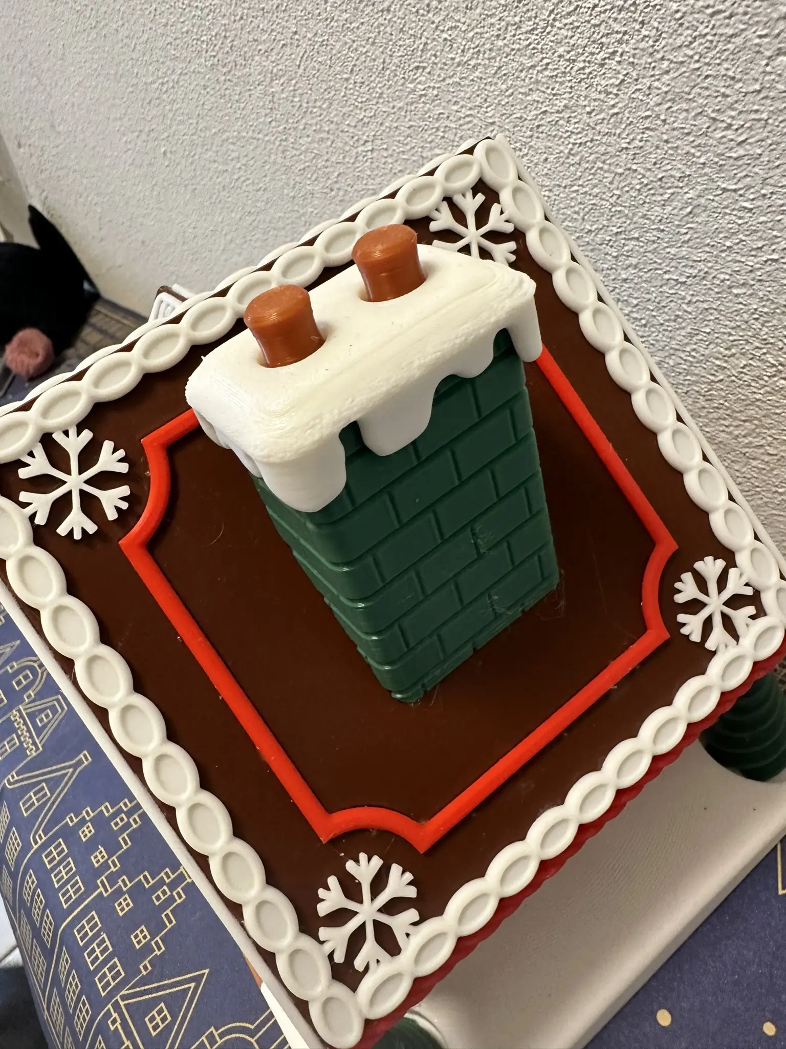 Nahaufnahme des Lebkuchenhauses mit Zuckerstangen, Bäumen und Schneeverzierungen