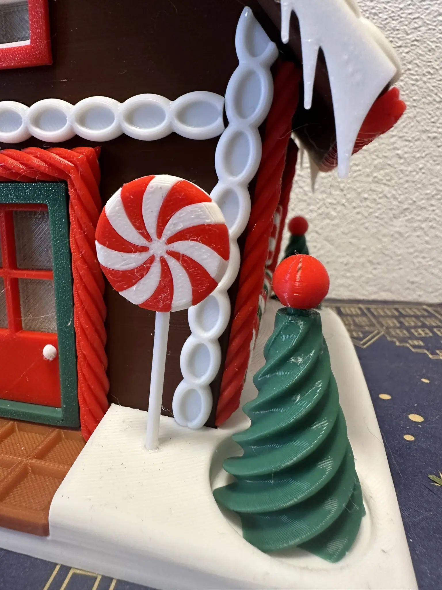 Lebkuchenhaus mit abnehmbarem Dach und detailreicher Winterdekoration