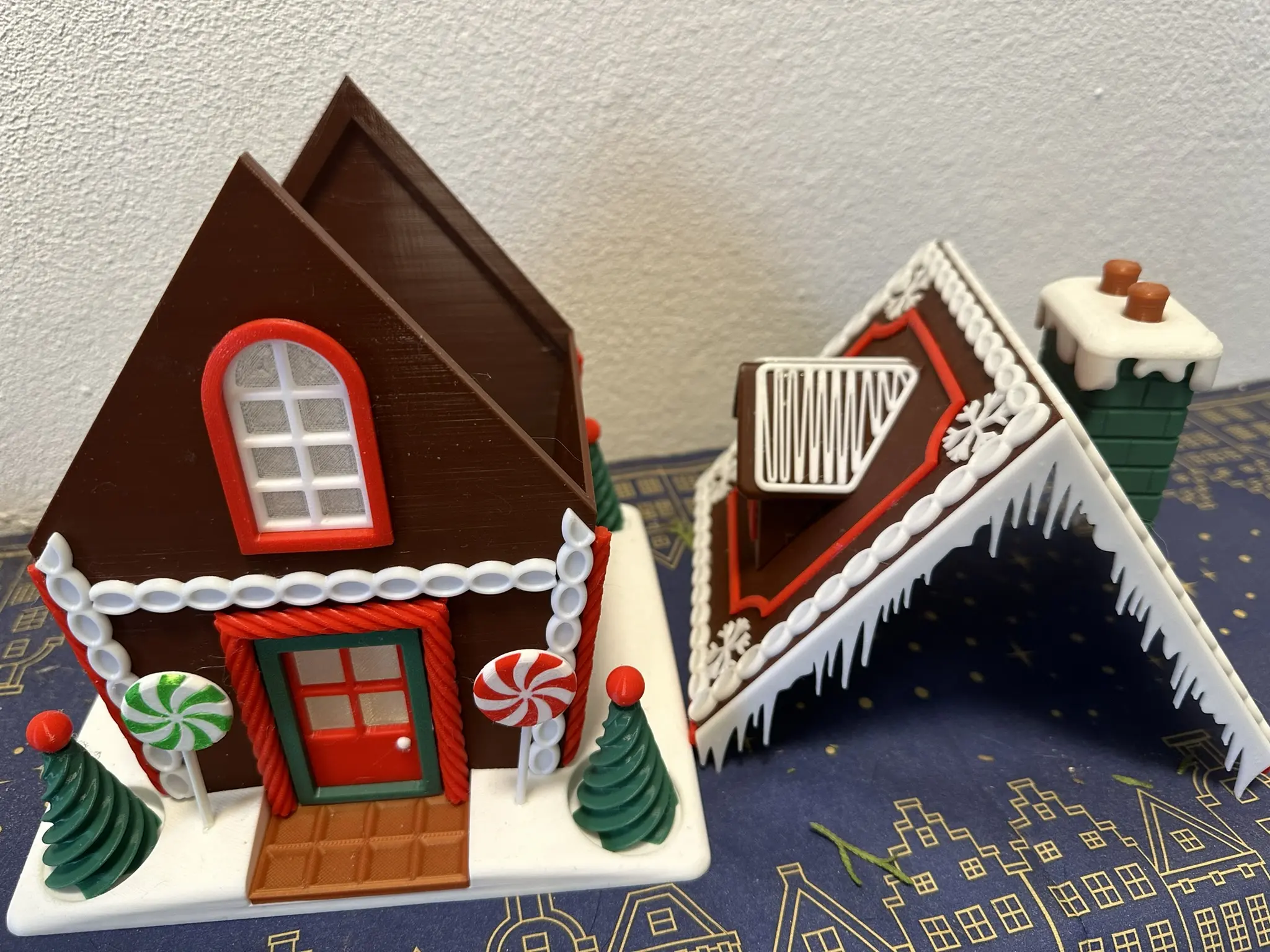 Lebkuchenhaus mit abnehmbarem Dach und detailreicher Winterdekoration