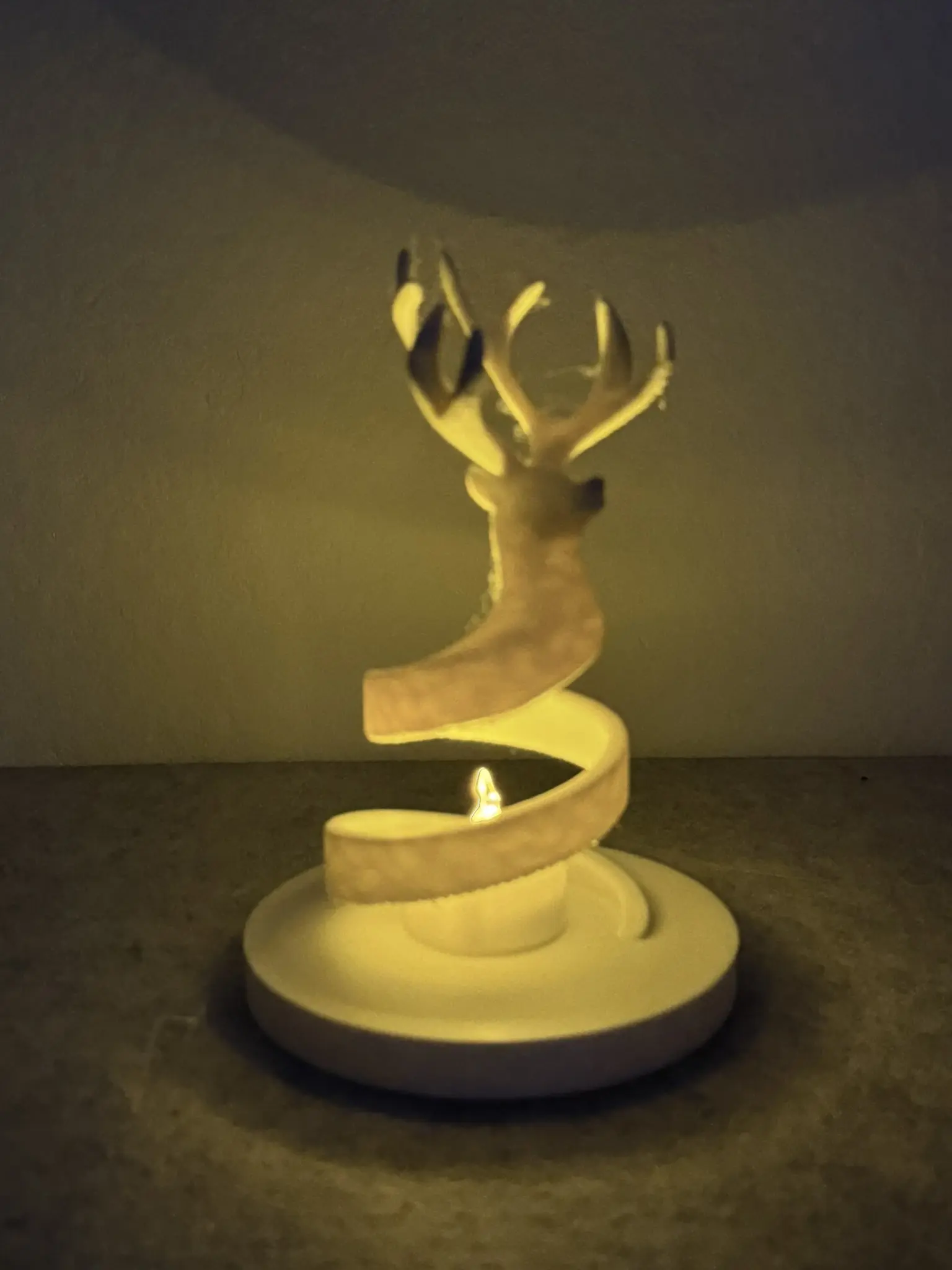 Rentier Kerzenhalter Spiralform von der Seite, LED-Teelicht nicht enthalten