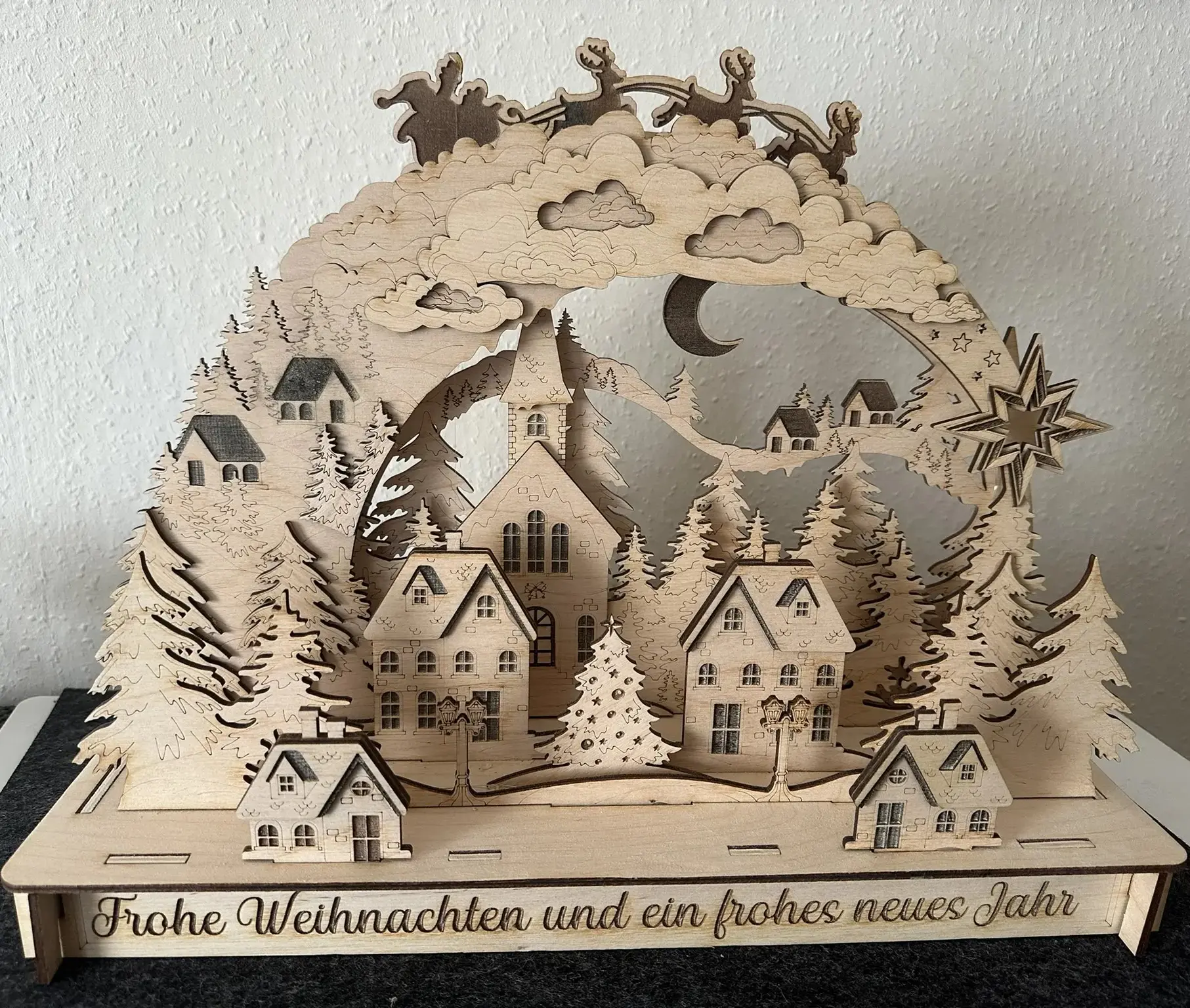 Schwibbogen Winterdorf – Szene mit Rentierschlitten und Tannen