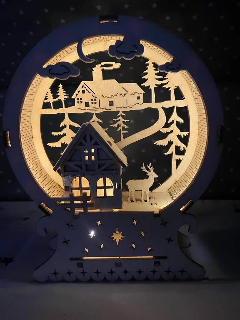 Schwibbogen Winterlandschaft – beleuchtete Szene mit Haus und Rentier im Rundbogen