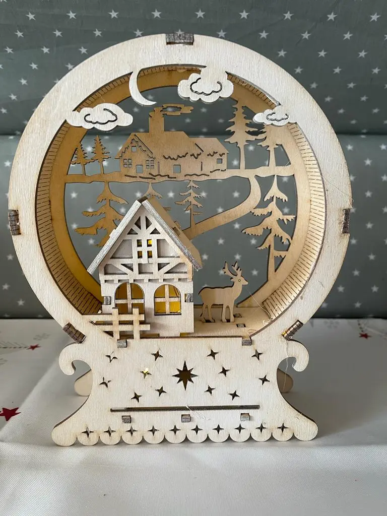 Schwibbogen Winterlandschaft – Gesamtansicht mit Haus, Rentier und Tannen