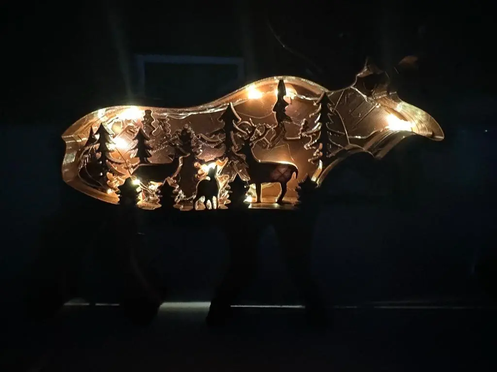 Seitenansicht: Elch Schwibbogen Nachtlicht – Seitenansicht dekorativ beleuchtet