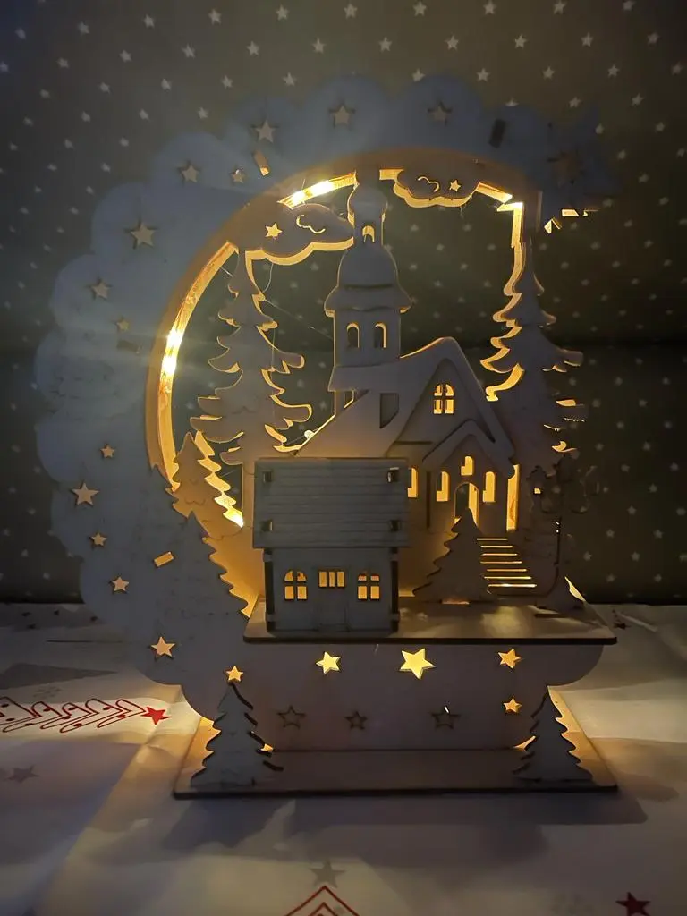 Schwibbogen mit Kapelle – Winterliches Weihnachtsdorf beleuchtet