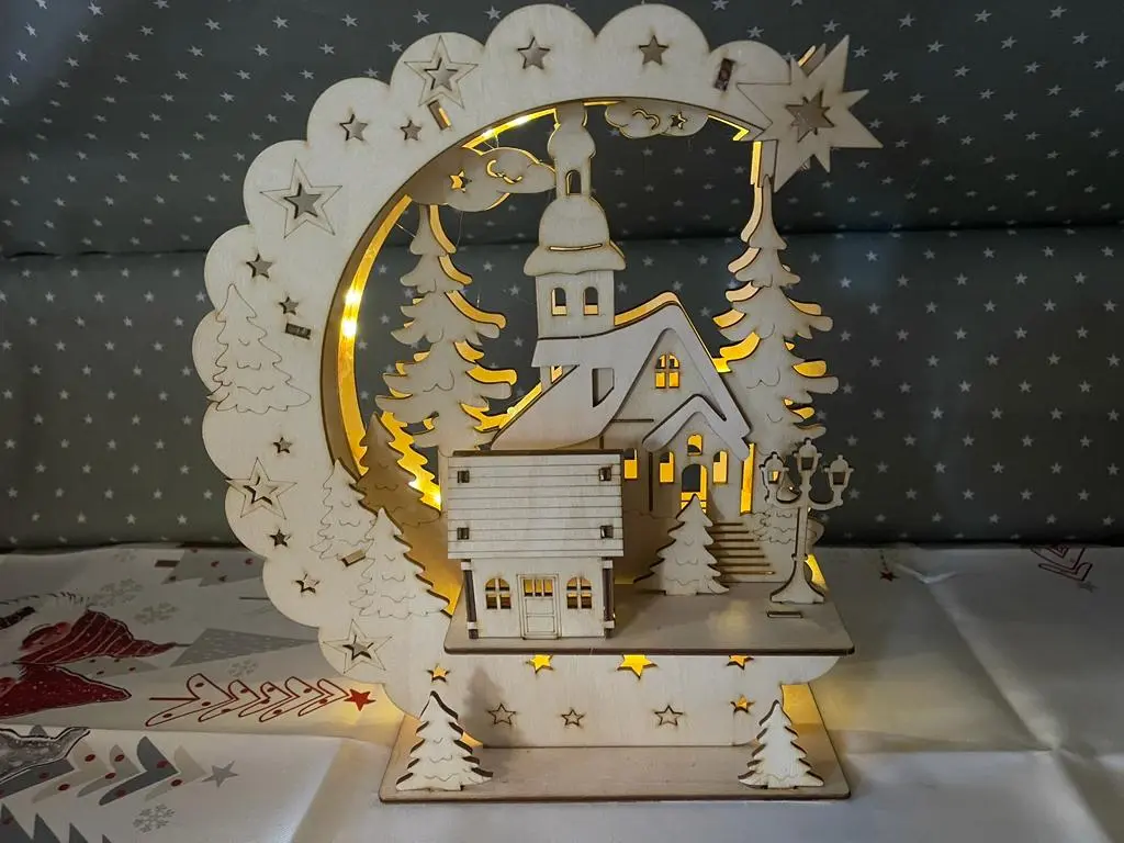 Schwibbogen mit Kapelle – Winterliches Weihnachtsdorf Szene mit Häusern und Sternen