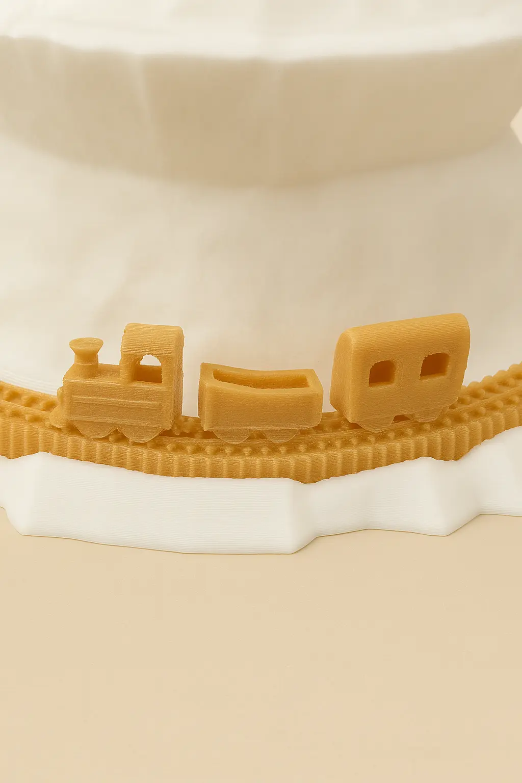 Weihnachtsbaum mit Zug – stilvolle Winterdeko – Bild 2