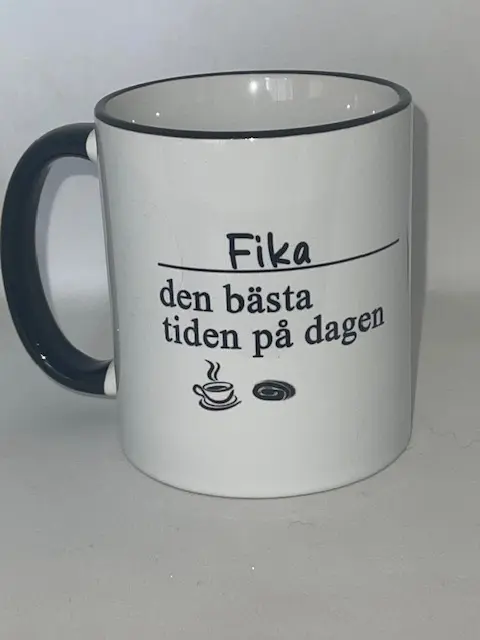 Tasse mit schwedischem Spruch „den bästa tiden på dagen“ – Keramiktasse 330 ml, spülmaschinengeeignet