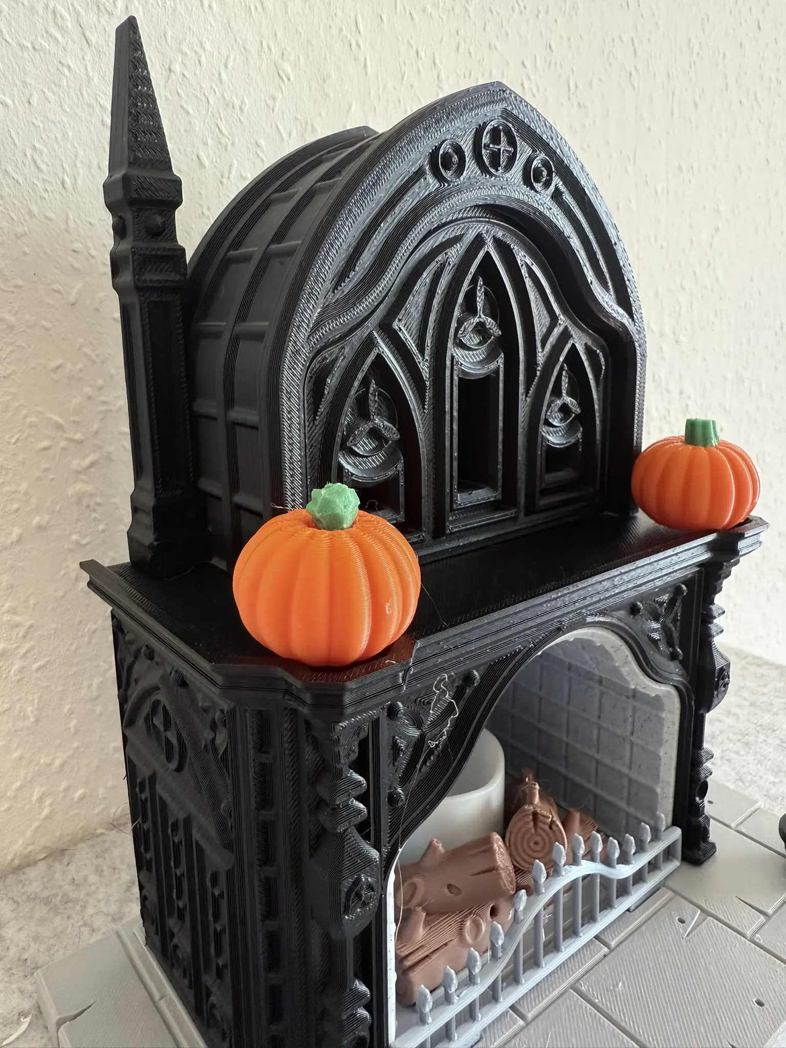 Halloween Kamin Dekoration im Gothic-Stil Detailansicht mit gotischen Bögen