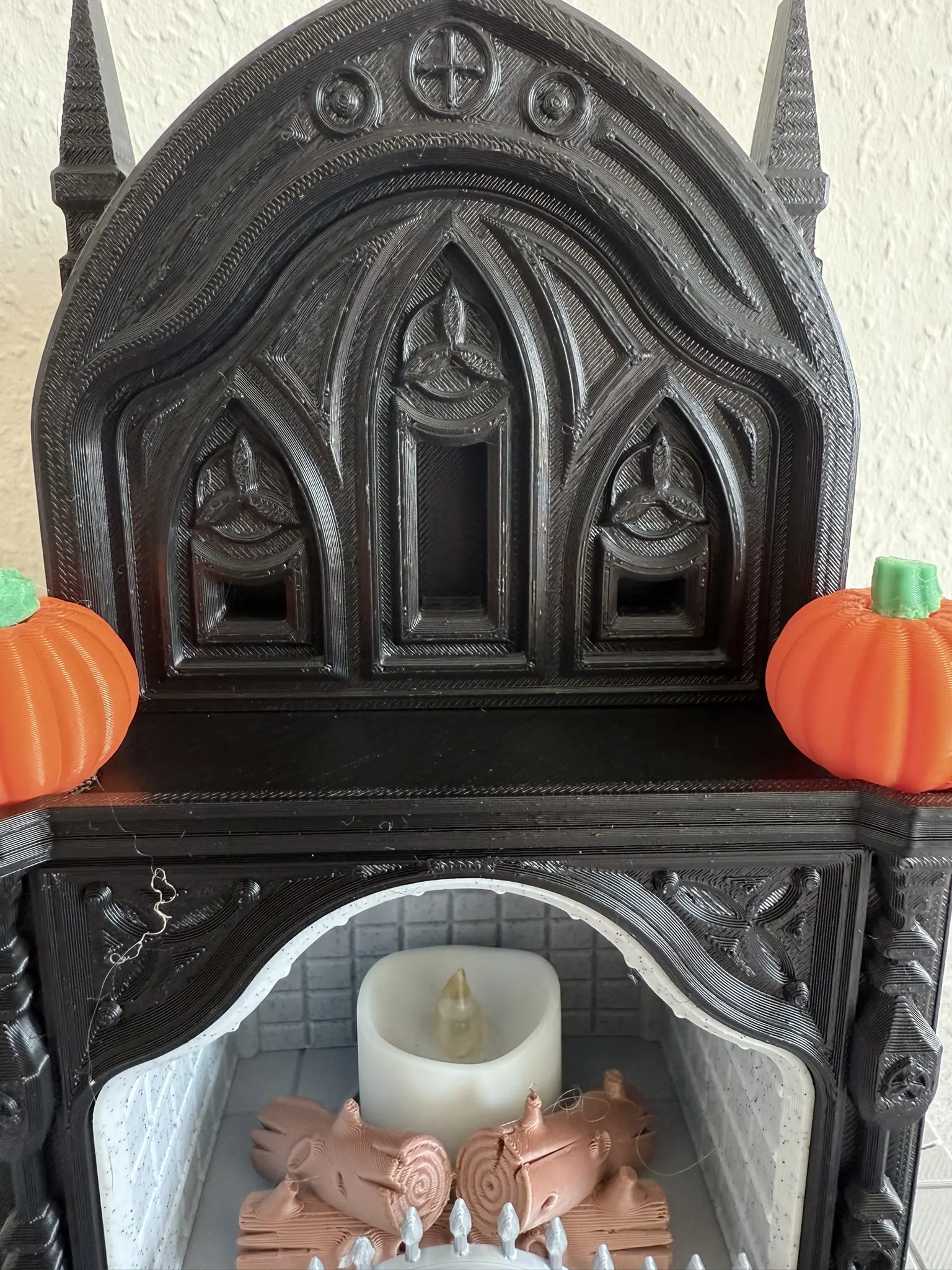 Halloween Kamin Dekoration im Gothic-Stil Detailansicht mit gotischen Bögen