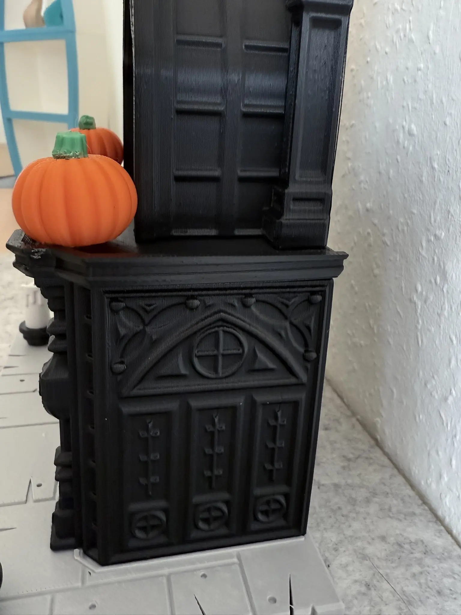 Halloween Kamin Dekoration im Gothic-Stil Detailansicht mit gotischen Bögen