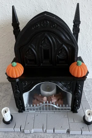 Halloween Kamin Dekoration im Gothic-Stil Detailansicht mit gotischen Bögen