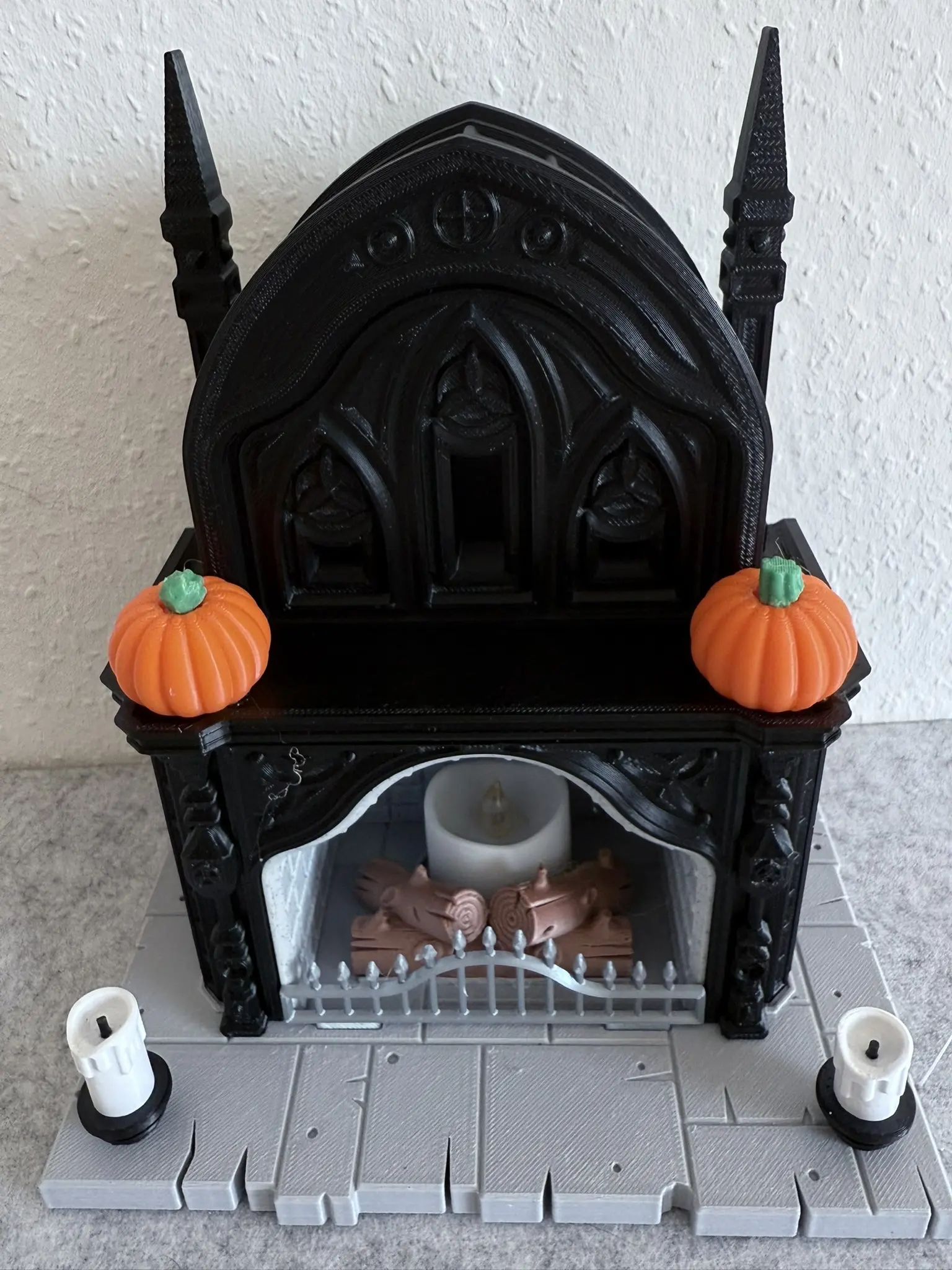Halloween Kamin Dekoration im Gothic-Stil Detailansicht mit gotischen Bögen