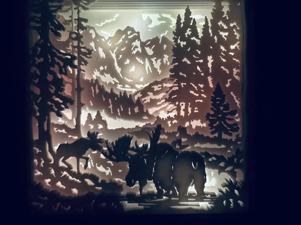 Leuchtrahmen Elche im Wald beleuchtet – dekorative LED Deko