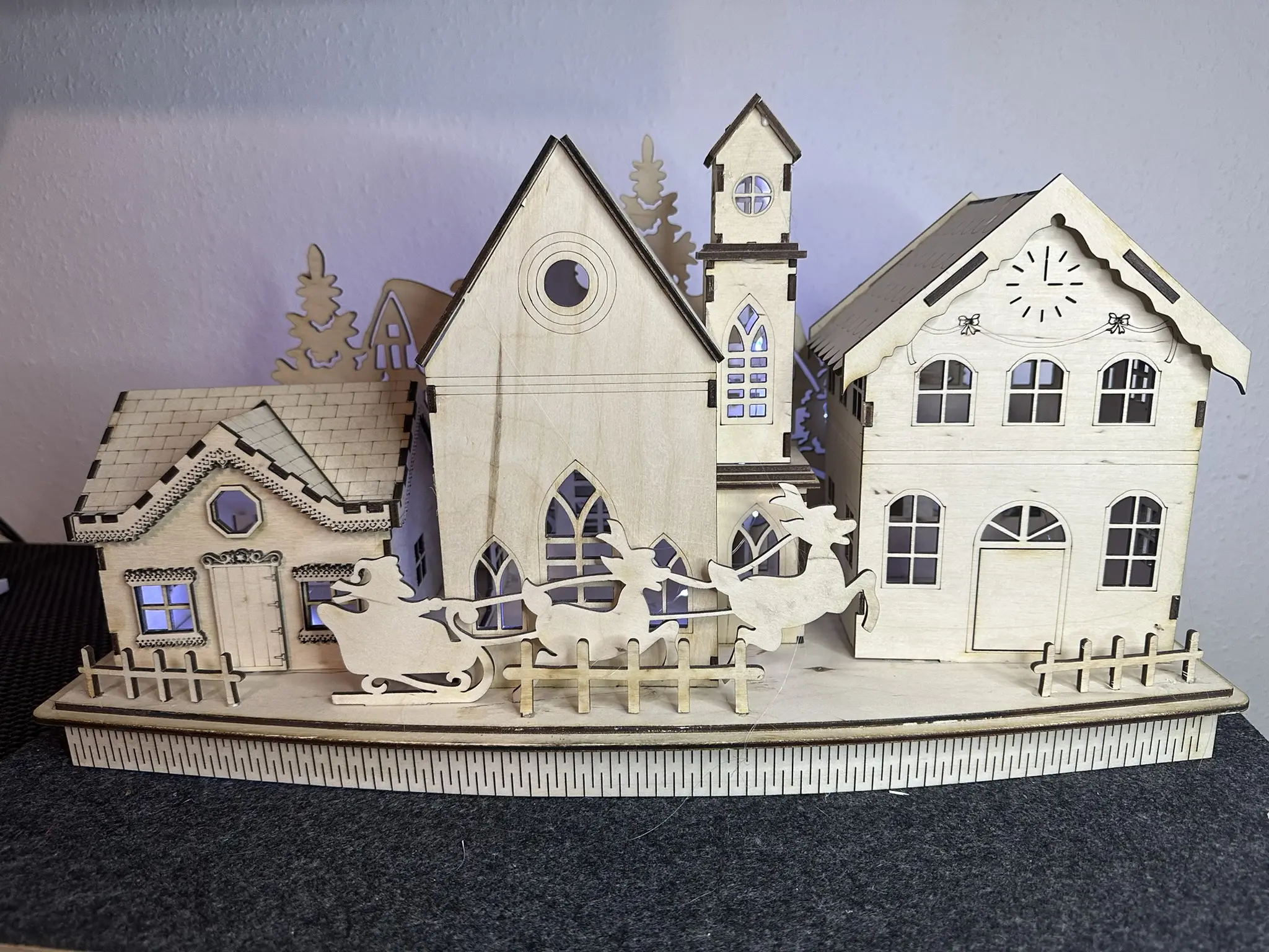 Schlittenfahrt im Weihnachtsdorf – Winterliche Dekoration Gesamtansicht