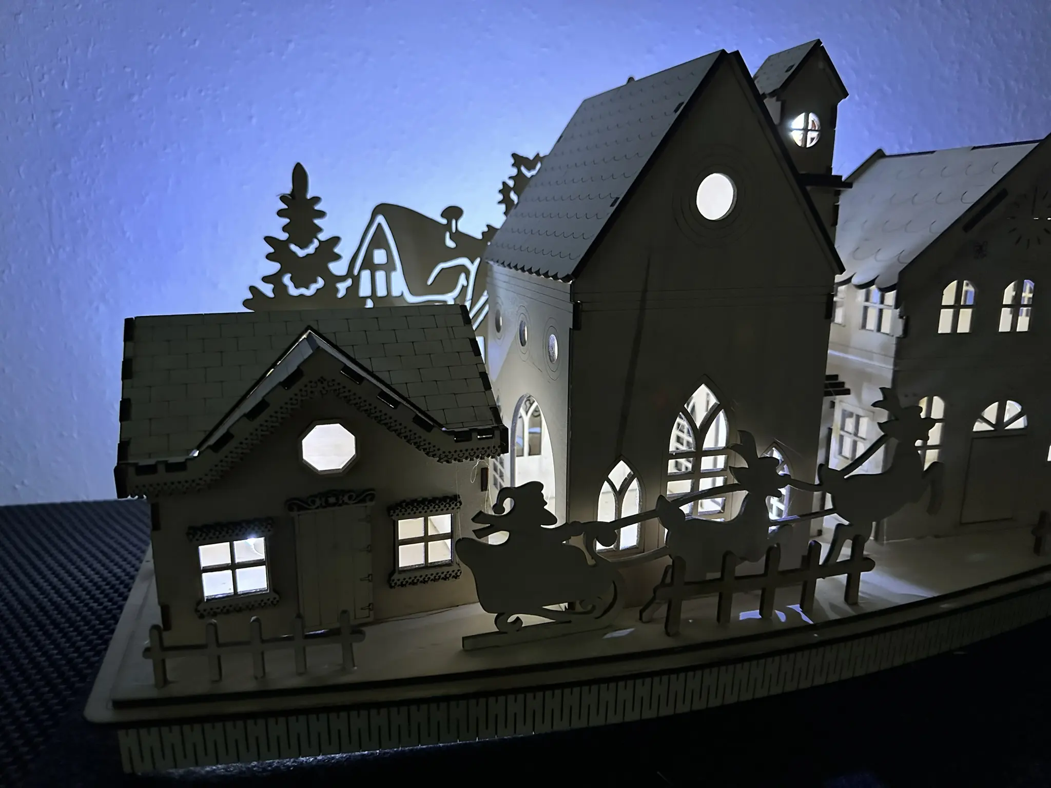 Schlittenfahrt im Weihnachtsdorf – Winterliche Szene mit Rentieren