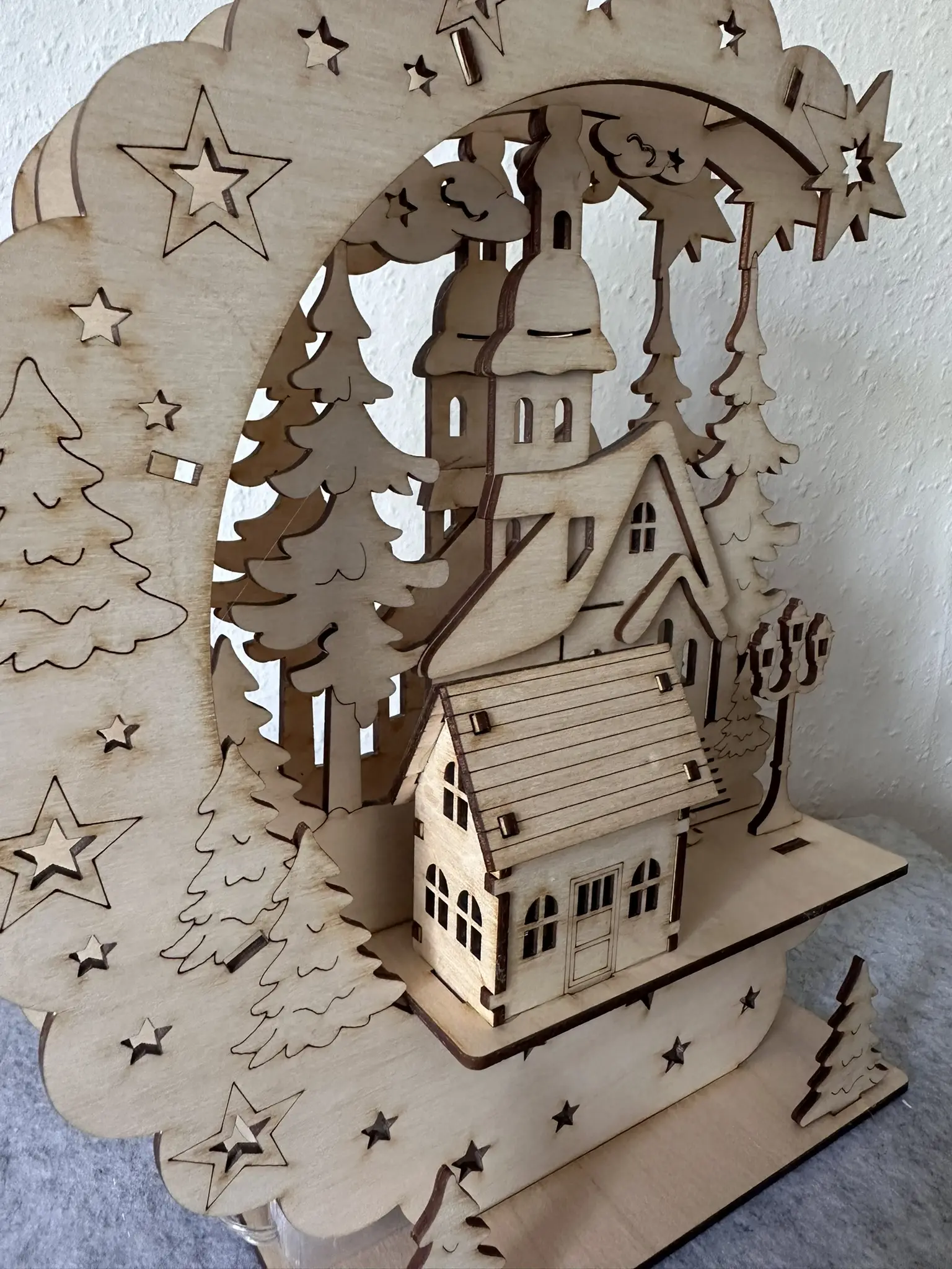 Schwibbogen mit Kapelle – Winterliches Weihnachtsdorf Detailansicht der Kapelle