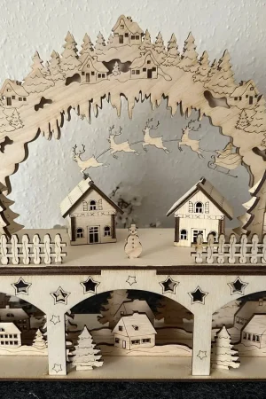 Detailreicher Schwibbogen Weihnachtsdorf aus Birkenholz, Winterlandschaft mit Häusern und Schlitten