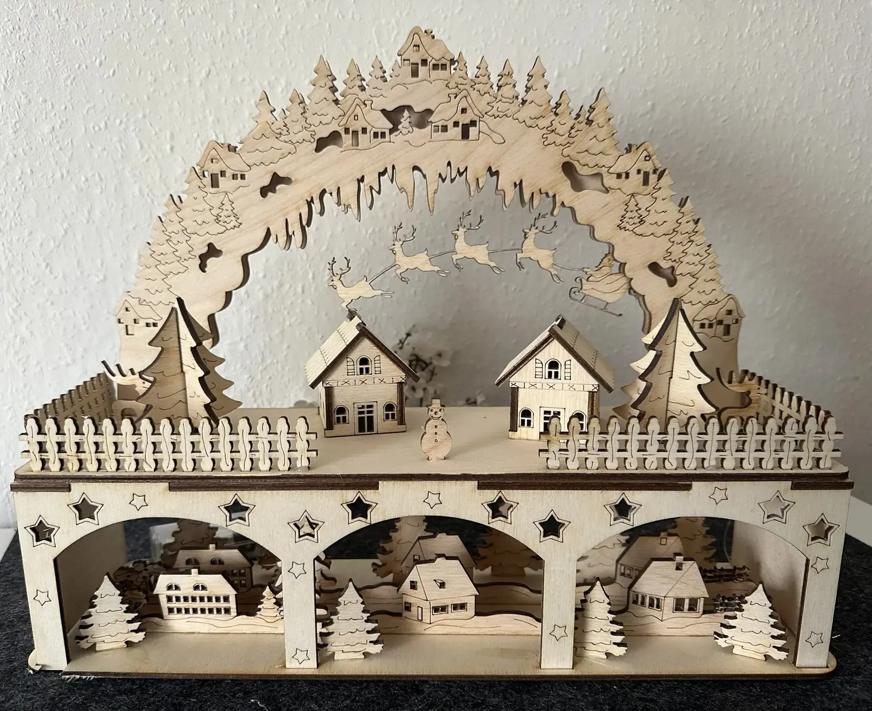 Detailreicher Schwibbogen Weihnachtsdorf aus Birkenholz, Winterlandschaft mit Häusern und Schlitten