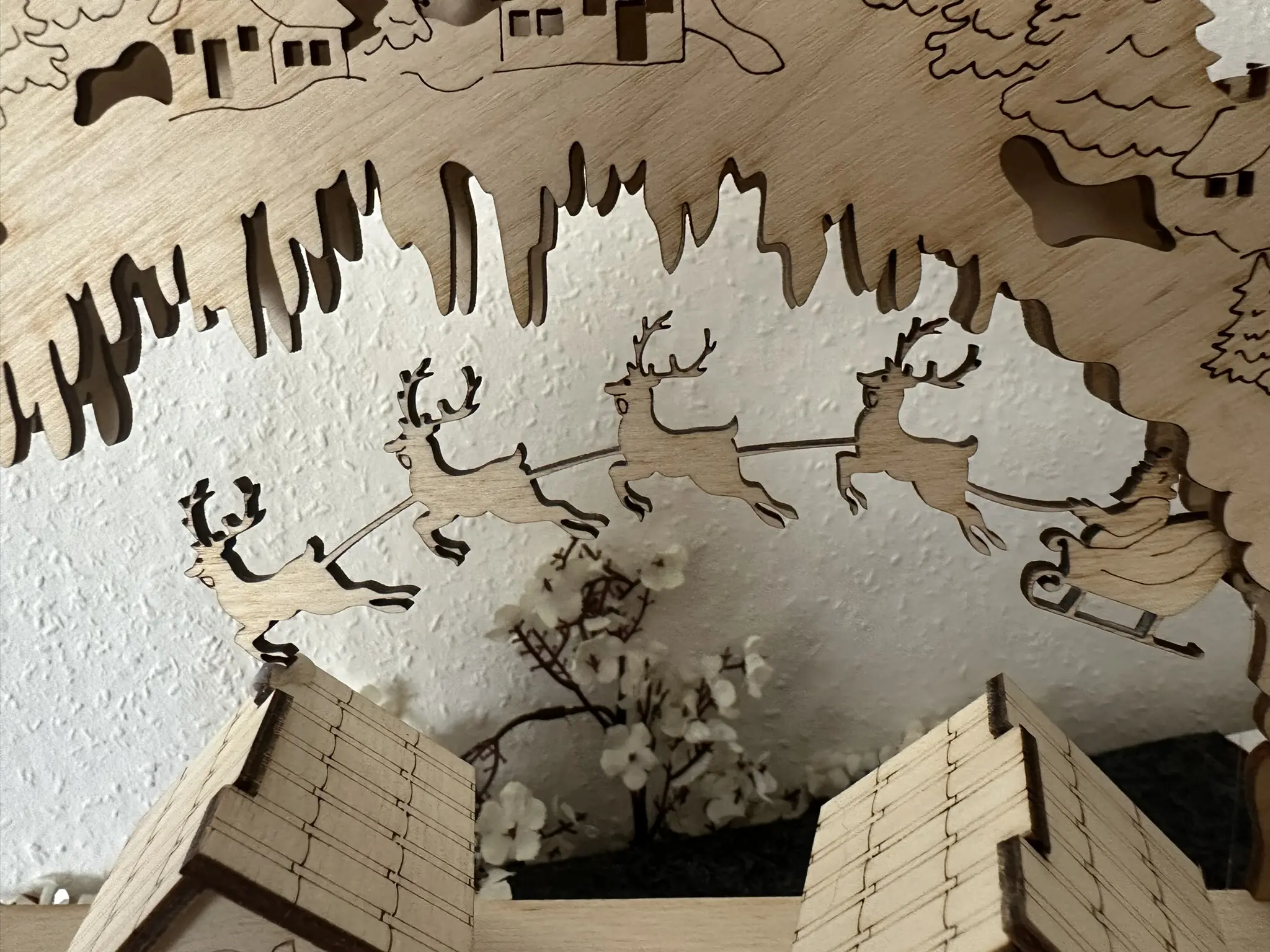 Schwibbogen Weihnachtsdorf mit Schlitten und Rentieren, Holzschnitt im Bogen
