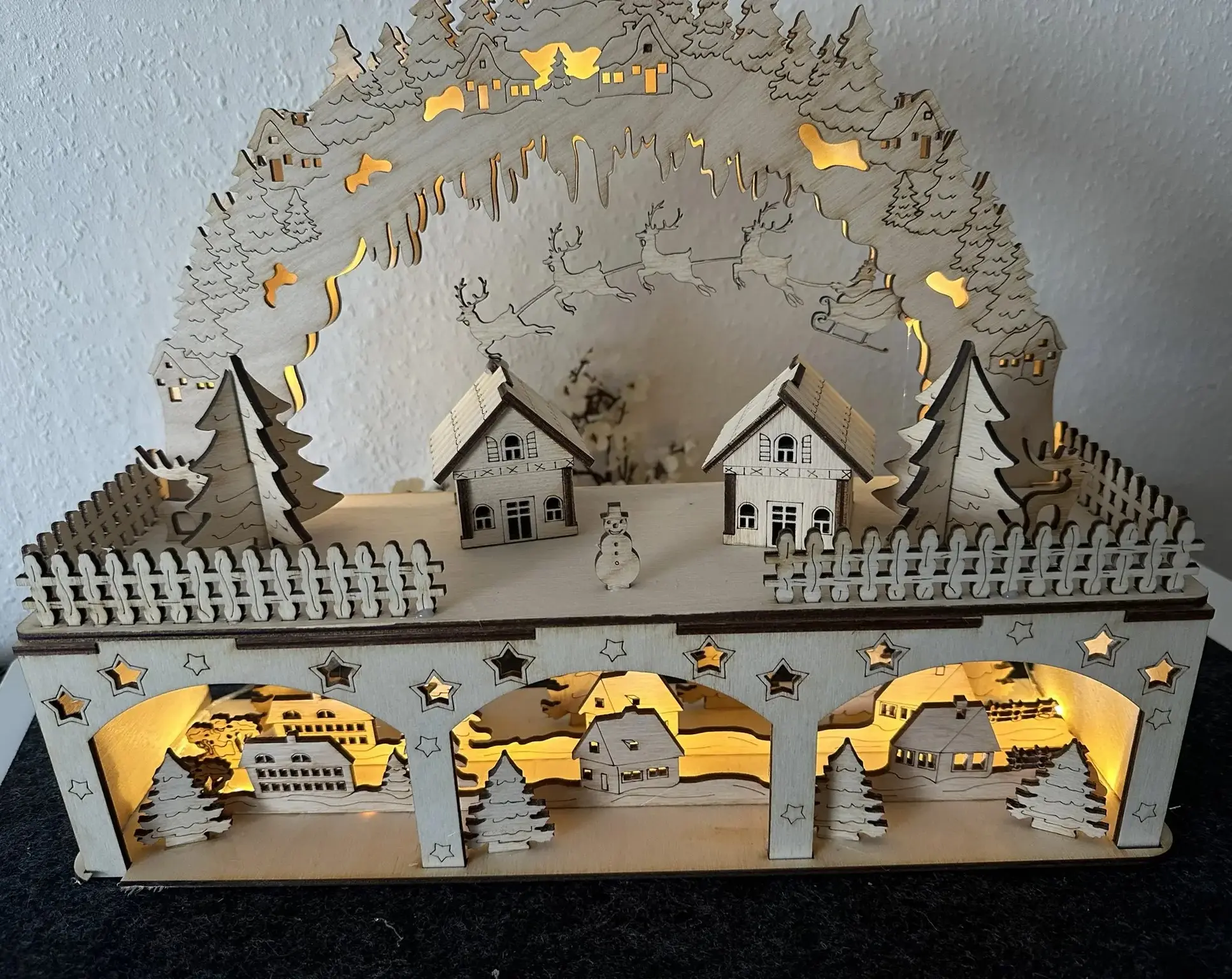 Schwibbogen Weihnachtsdorf Winterlandschaft beleuchtet im Dunkeln, LED-Licht in warmem Ton