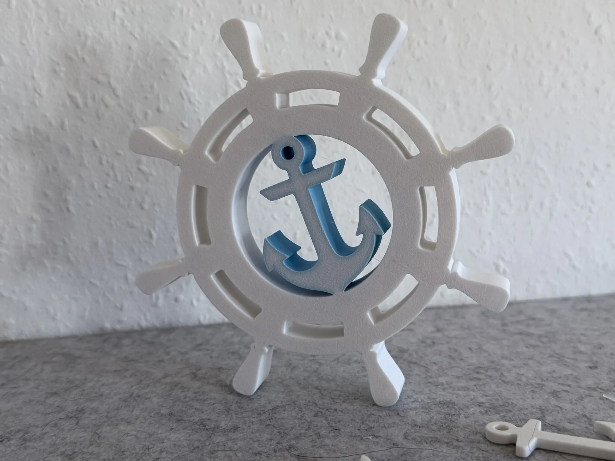 Maritimes Steuerrad mit Anker