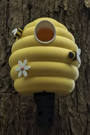 Vogelhaus/Nistkasten Bienenstock an Baum befestigt