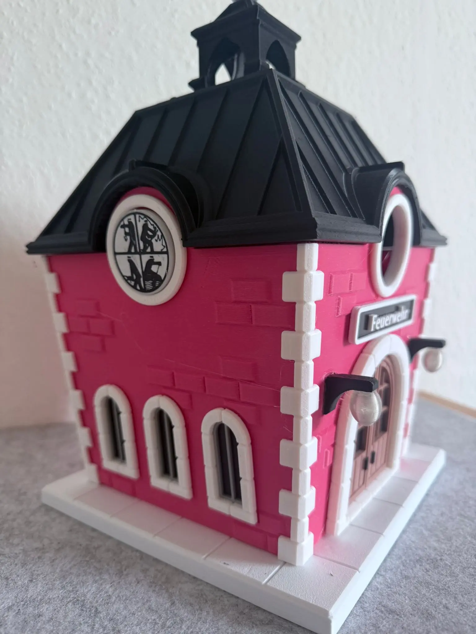 Vogelhaus/Nistkasten Feuerwehrhaus an Baum befestigt