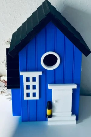 Vogelhaus/Nistkasten Häuschen an Baum befestigt