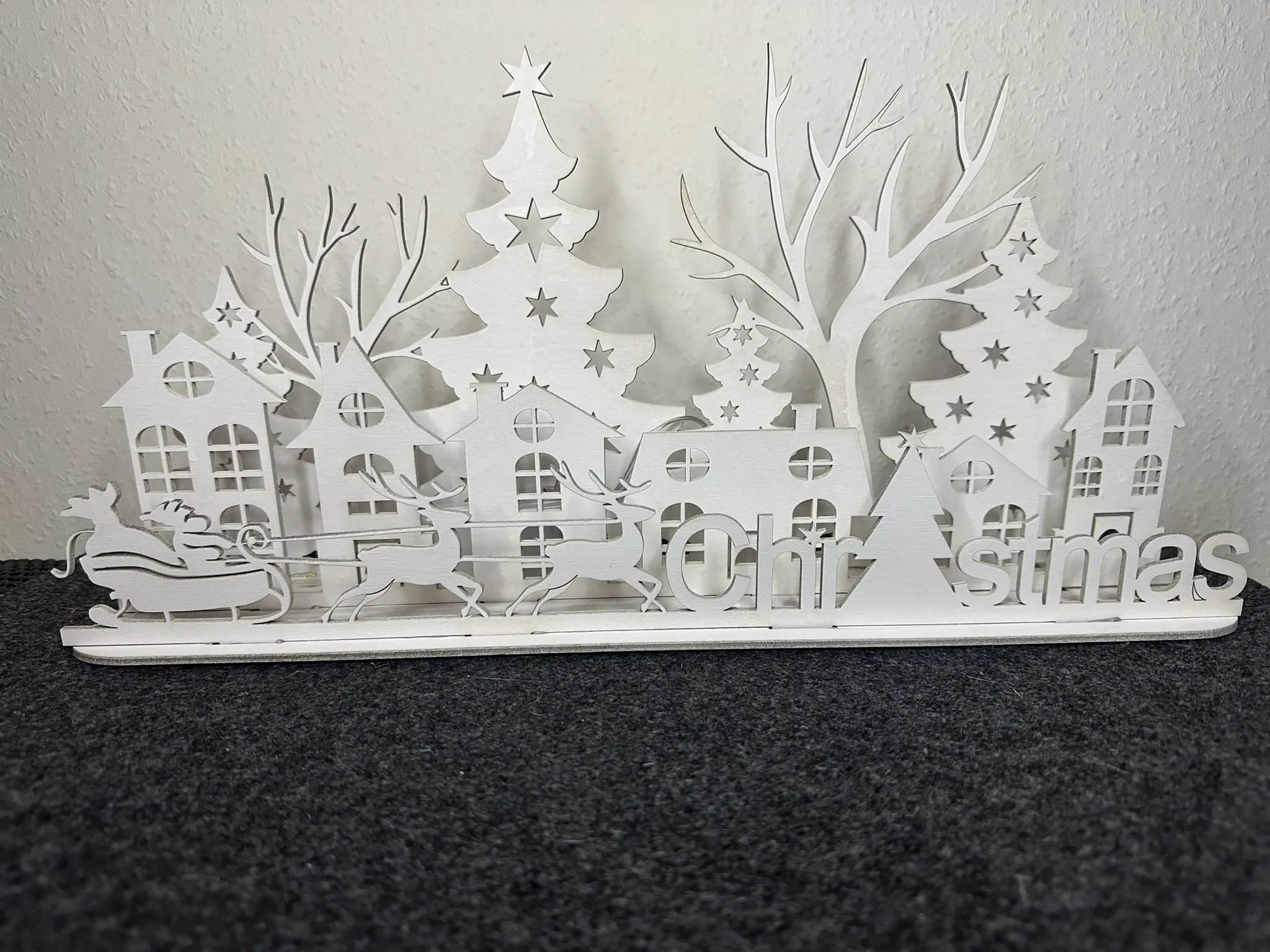 Weihnachtsdorf mit Schlitten – Weihnachtsdeko aus Holz in Natur oder Weiß