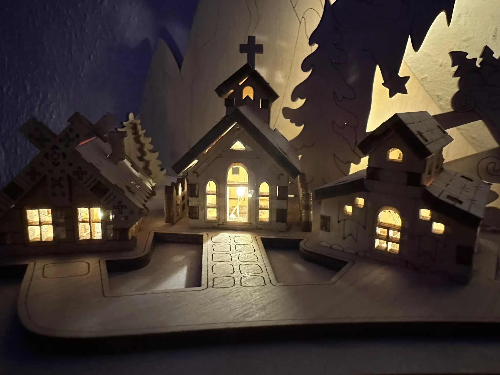 Weihnachtsdorf Winterstadt mit Lokomotive – Häuser und Bäume