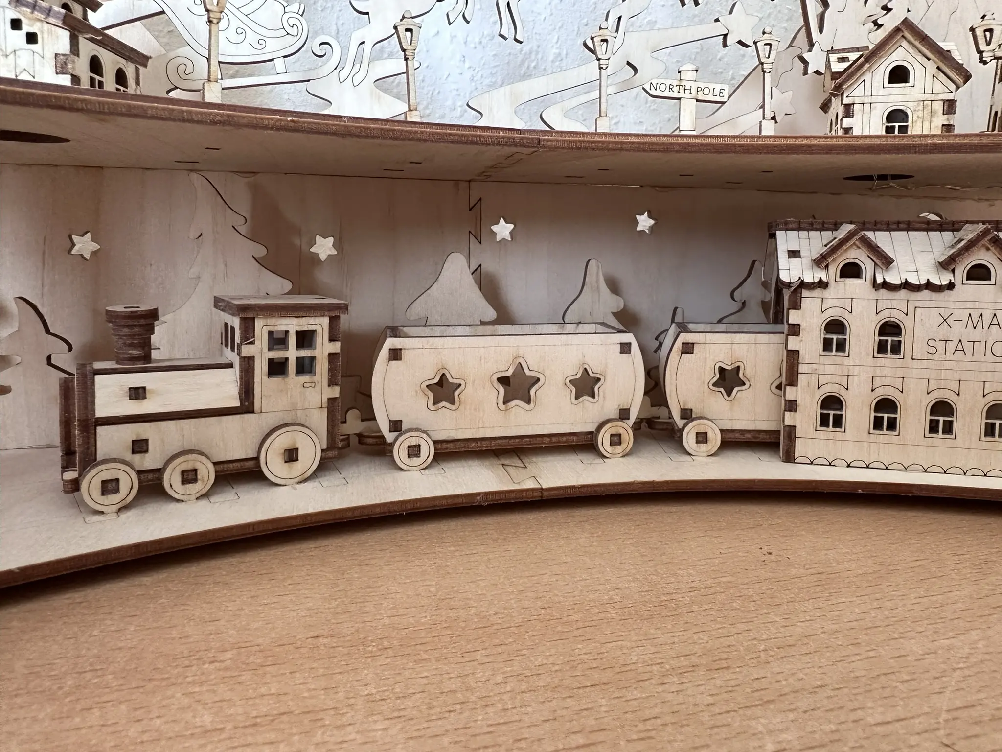 Weihnachtsdorf Winterstadt mit Lokomotive – Deatisl-Elche