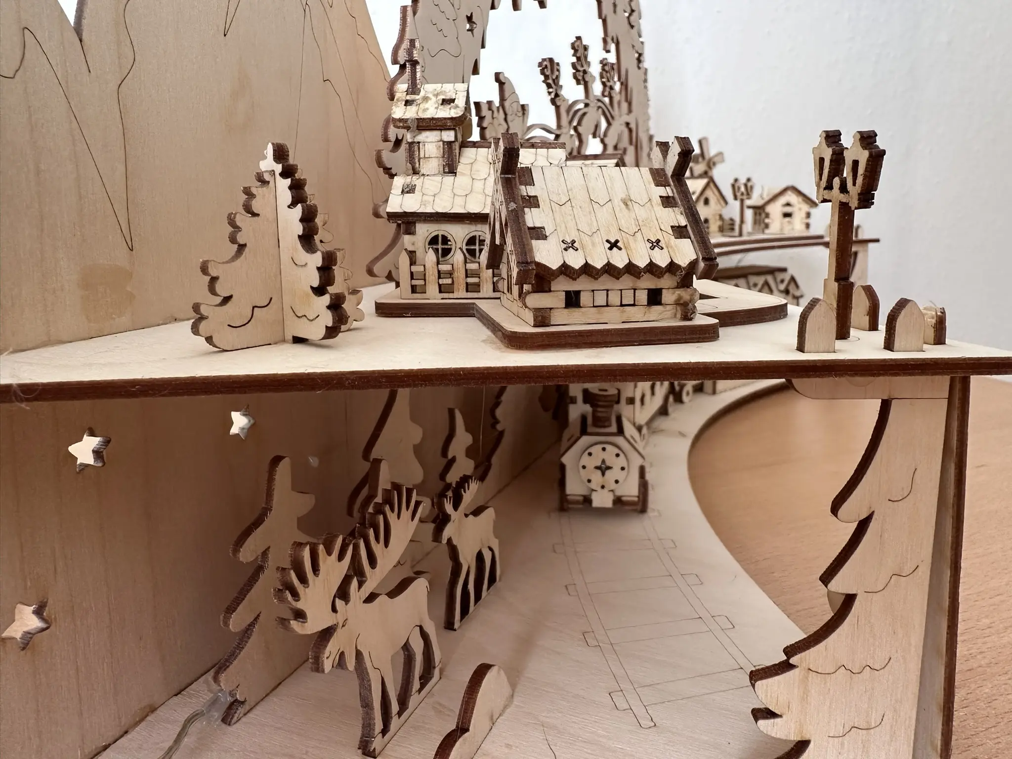 Weihnachtsdorf Winterstadt mit Lokomotive – Deatisl-Elche