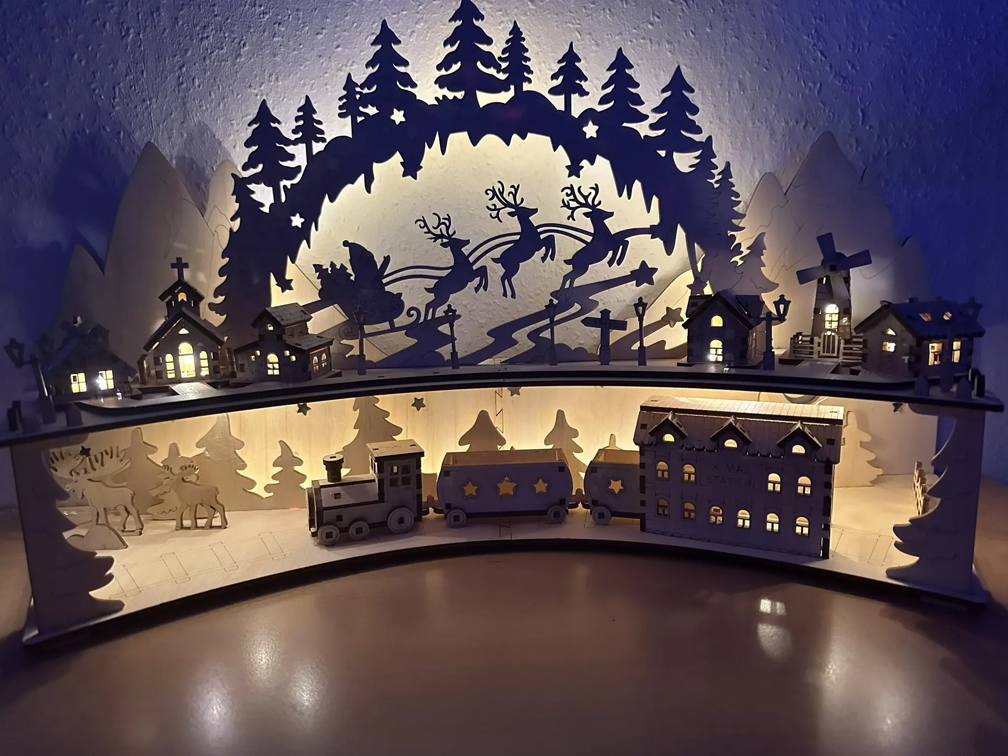 Weihnachtsdorf Winterstadt mit Lokomotive – beleuchtet