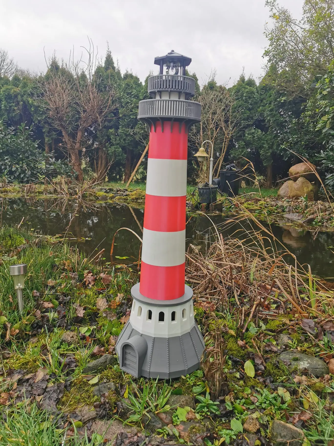 XL Leuchtturm mit Leuchtfeuer im Garten