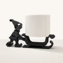 Oskar, der kleine Elf, schiebt eine Toilettenpapierrolle auf einem Schlitten