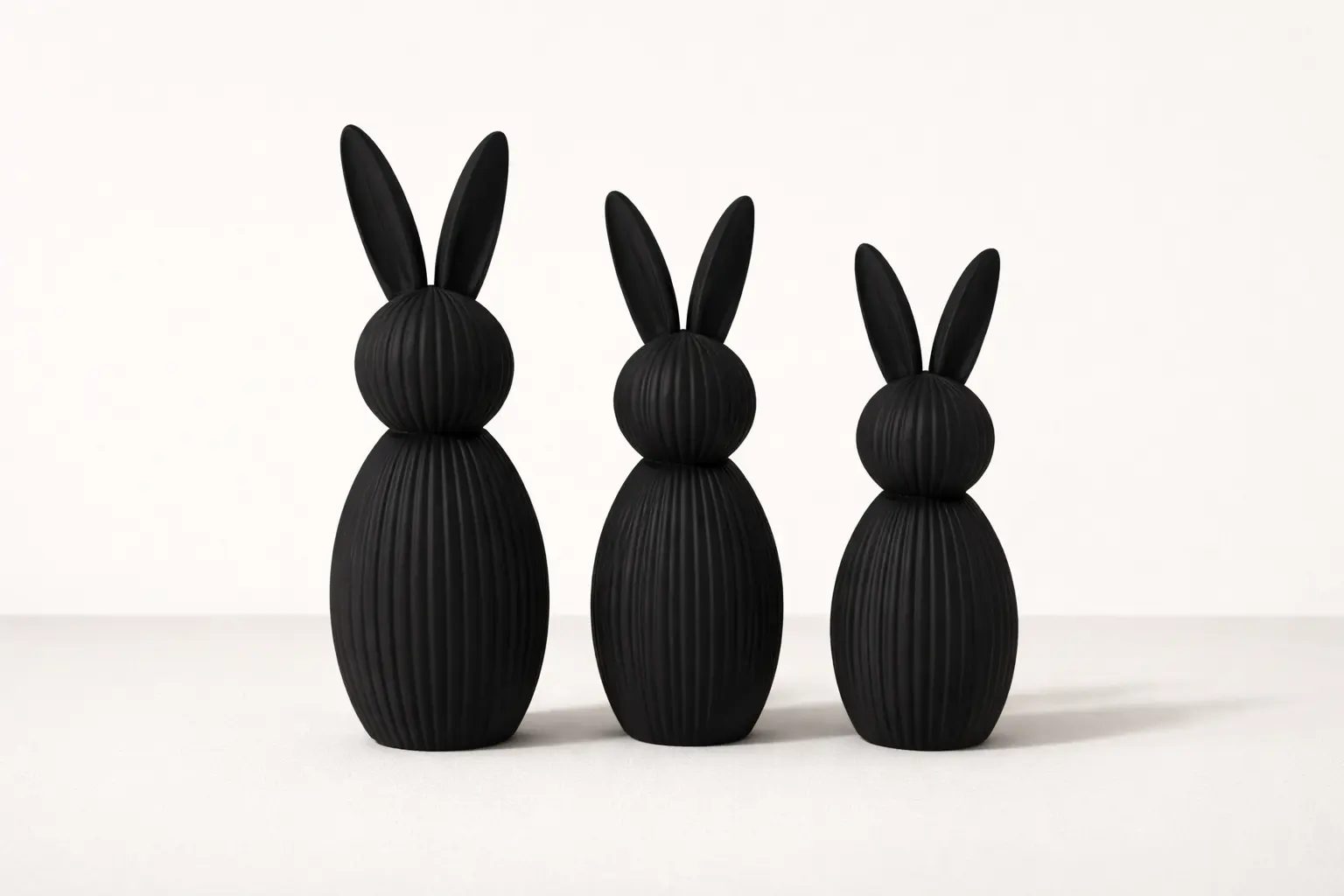 Moderne Hasenfigur mit schrägen Ohren in Schwarz als schlichte Osterdekoration
