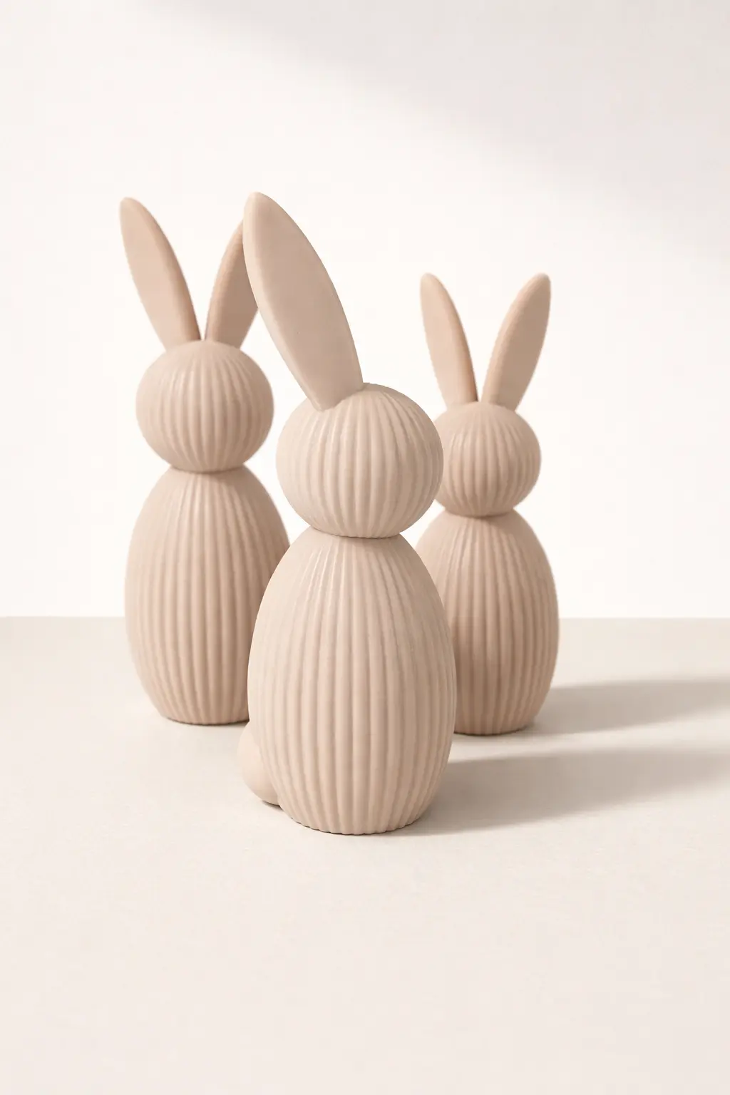 Hasen Figuren modern mit schrägen Ohren, schlichte Osterdekoration – Bild 3