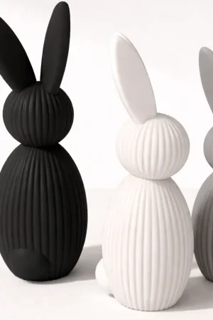 Moderne Hasenfigur mit schrägen Ohren in Schwarz als schlichte Osterdekoration