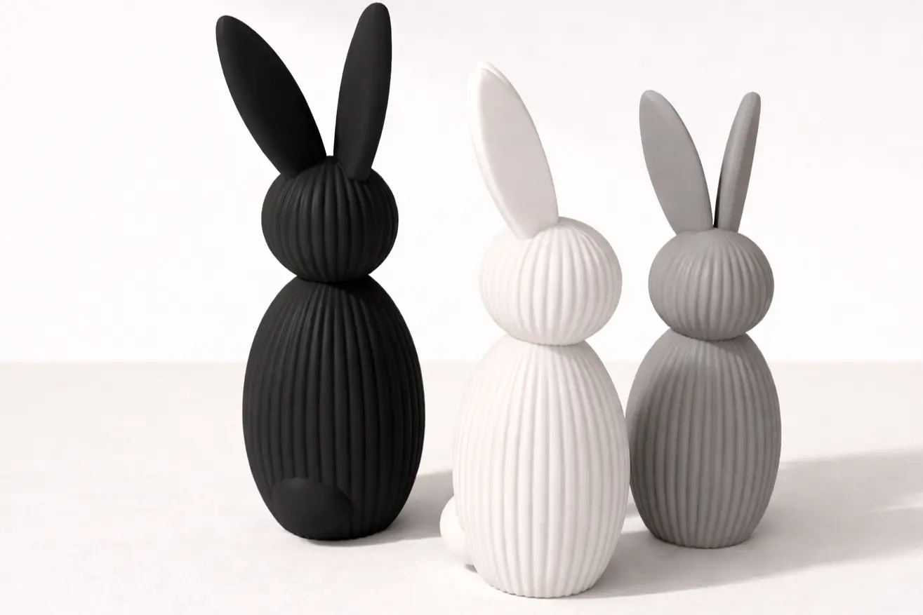 Moderne Hasenfigur mit schrägen Ohren in Schwarz als schlichte Osterdekoration