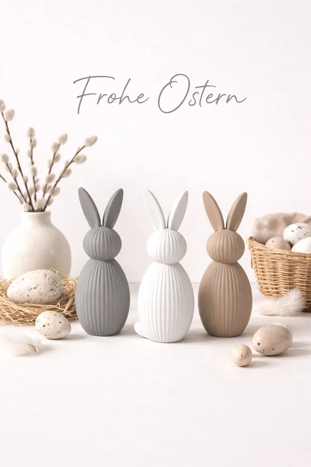 Moderne Hasenfigur mit schrägen Ohren in Schwarz als schlichte Osterdekoration